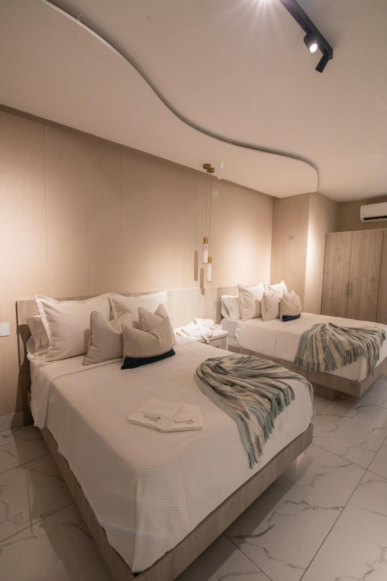 Lovera Hotel 圣地亚哥洛斯卡巴 外观 照片